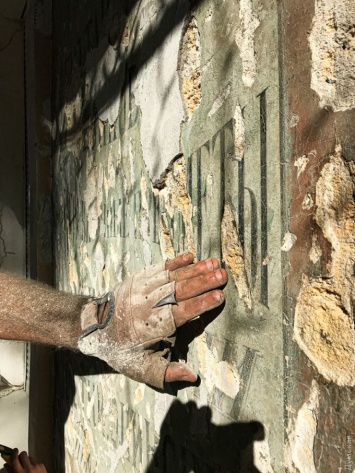 Реставраторы собрали деньги на спасение второй старинной вывески в центре Одессы: обещают закончить через 5 дней