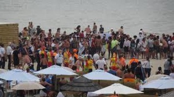 В Бельгии туристы подрались на пляже зонтами и шезлонгами