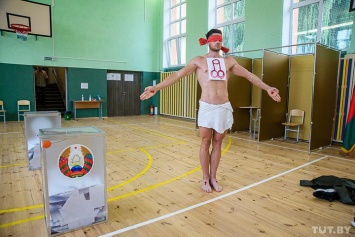 Фаллический символ и распятие: на одном из участков Минска мужчина устроил художественную акцию