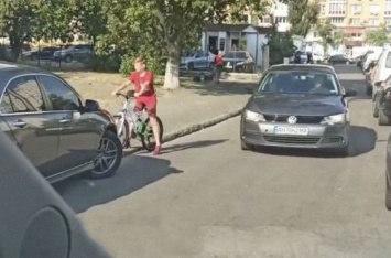 В Киеве дети заблокировали водителя-нарушителя, но что-то пошло не так. ВИДЕО
