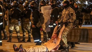 ОМОН в Минске штурмует баррикады протестующих и стреляет в них резиновыми пулями