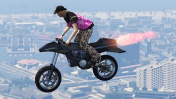 Сумасшедший трюк: пользователь GTA Online полминуты летел на байке вверх колесами