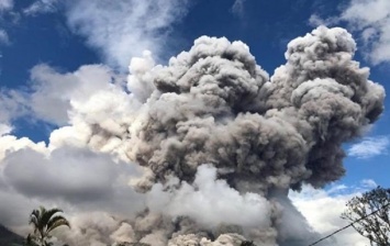 Вулкан Синабунг выбросил гигантское облако пепла