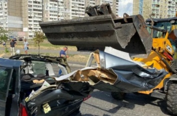 В Киеве трактор расчленил легковушку: есть пострадавшие. ВИДЕО