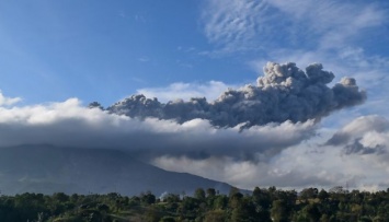 В Индонезии "проснулся" вулкан - столб пепла достиг 5 километров