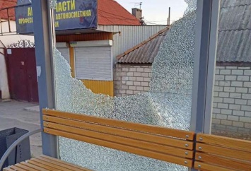 Вандалы разбили новую остановку в Центральном районе Николаева (ФОТО)