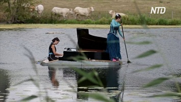 Концерт на воде: как французы несут искусство сельчанам (видео)
