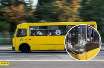 В Киеве маршрутчик, "гоняясь" за пассажирами, протаранил троллейбус