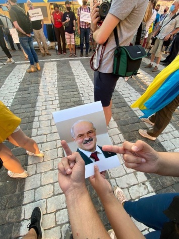 "Долой Лукашенко!": в Харькове прошел митинг в поддержку протестующих беларусов, - ВИДЕО