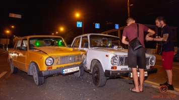 В Днепре на проспекте Гагарина столкнулись два "Жигули": пожилую женщину из ВАЗ доставали спасатели