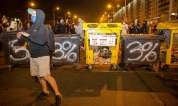 Протест в Минске начинает напоминать Майдан: Строят баррикады, жгут шины и бросают коктейли Молотова
