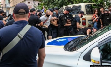 За драку у посольства Беларуси полиция составила протоколы на пятерых человек