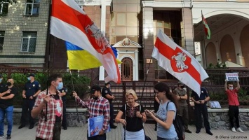 Акция солидарности: как украинцы поддерживают протестующих в Беларуси