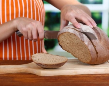 Врач-гастроэнтеролог рассказала, нужно ли избавляться от привычки есть все с хлебом