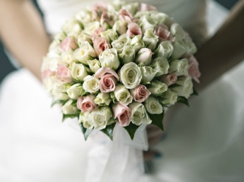 Тотальная экономия: в Запорожской области невестам предлагают букеты из увядших роз (ФОТО)