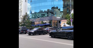 В Киеве горела Tesla экс-главы ОП Богдана, в которой Зеленский ранее снимал свои видеоролики - СМИ