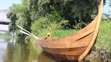 Необычные сплавы на Днестре: туристов будут катать на лодке древних славян