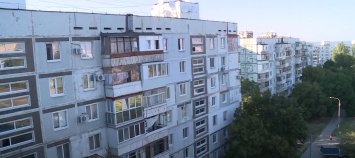 В крупном спальном районе Запорожья наклоняются и разрушаются дома