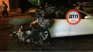 В Киеве сожгли электромобиль Андрея Богдана: видео момента