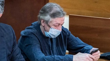 Ефремова без сознания увезли в больницу из зала суда