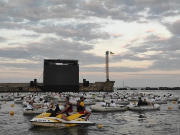 Кино в лодке: в Черноморском яхт-клубе обустроили кинотеатр на воде