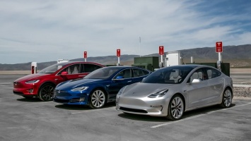 Электрокары Tesla сравнили в дрэг-гонке (ВИДЕО)