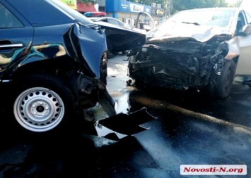 В Николаеве Hyundai на высокой скорости таранил Mercedes: водитель в больнице