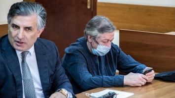 "До чего докатились": адвокат госпитализированного Ефремова разозлился на сотрудников суда