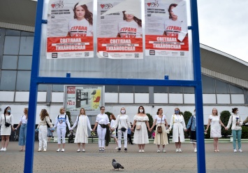 В Минске 250 женщин выстроились в цепь в поддержку протестующих