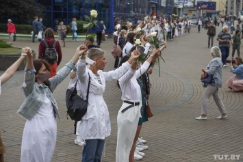 Сотни женщин в белой одежде вышли на акцию против насилия в Минске. Фото, видео