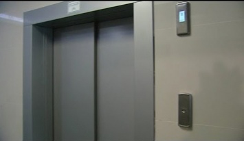 В Днепре в лифте 4-й горбольницы орудует воровка, - СОЦСЕТИ