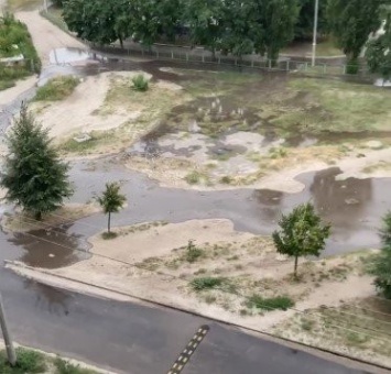 Проверяли систему: в Харькове коммунальщики превратили двор в "болото"