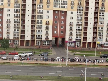 Около станций метро и на улицах Минска собираются протестующие с цветами в руках. Фото и видео