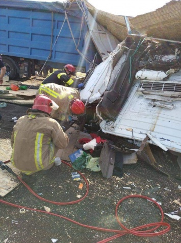 В столкновении двух грузовиков на Одесской трассе погибли два человека. Фото