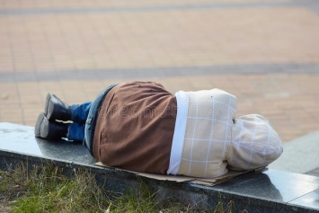 Курьез: в Запорожской области мужчина уснул под отделением полиции (ФОТО)