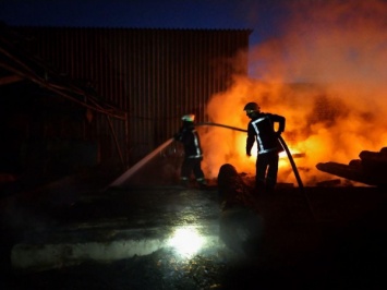 В Кривом Роге ночью сгорело деревообрабатывающее предприятие