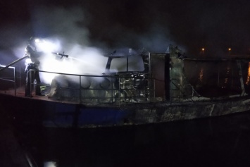 Загорелся прогулочный катер: пожар тушили 10 спасателей