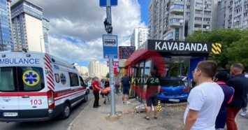 В Киеве легковушка на большой скорости влетела в кофейный МАФ (ВИДЕО)