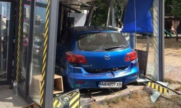 В Киеве произошло ДТП с пострадавшими: Легковушка проехала на "красный" и вылетела в кофейню
