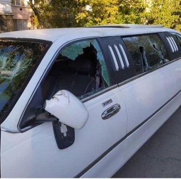 В Сакском районе разбили лимузин, занимавший парковочные места (ФОТО)