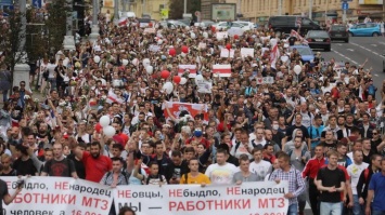 Рабочие Минского тракторного завода пошли маршем в центр Минска