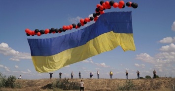 Активисты запустили в небо над Крымом огромный украинский флаг (ФОТО, ВИДЕО)