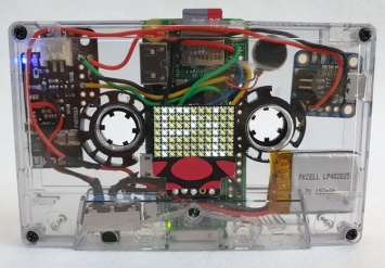 Видео дня: старая аудиокассета как корпус для компьютера Raspberry Pi Zero с батареей