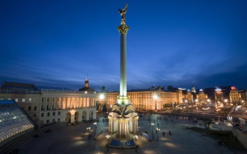 На Майдане спасали застрявшего на Монументе независимости стрижа: фото