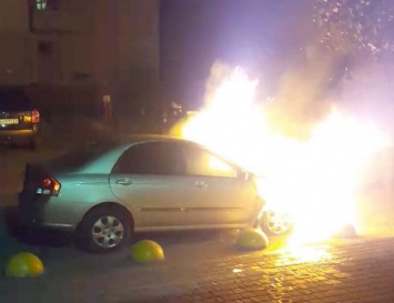 Ночью горела машина "Схем": журналисты заявили о поджоге и озвучили первые версии (фото)