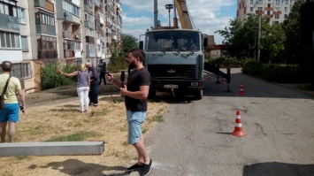 В Кривом Роге на микрорайне Макулан меняют столбы освещения. Жители резко против