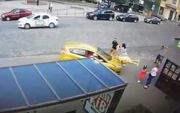 Во Львове дважды сбили пешехода на остановке