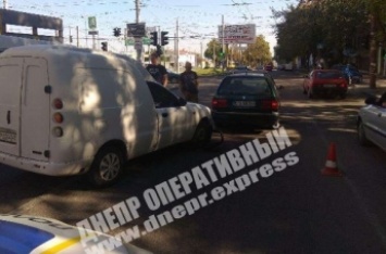 В Днепре на Рабочей Lanos столкнулся с Volkswagen: видео момента аварии