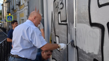 Глава Ялты Имгрунт закрашивает граффити на фасадах городских зданий
