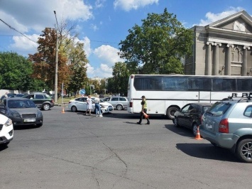 Две аварии подряд на одном перекрестке: в Харькове столкнулись три легковые машины и автобус, - ФОТО